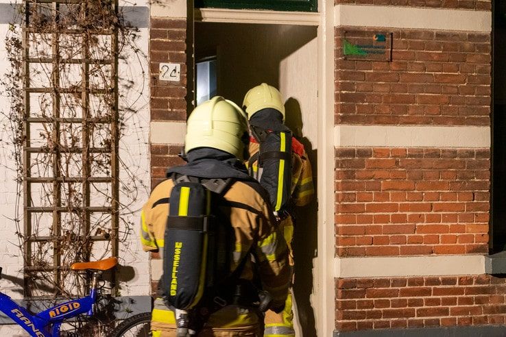 Gewonde bij woningbrand in Assendorp - Foto: Peter Denekamp