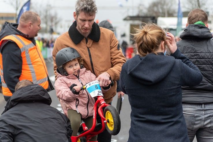 Peuters en kleuters op loopfietsjes gaan strijd aan tijdens Ster van Zwolle - Foto: Peter Denekamp