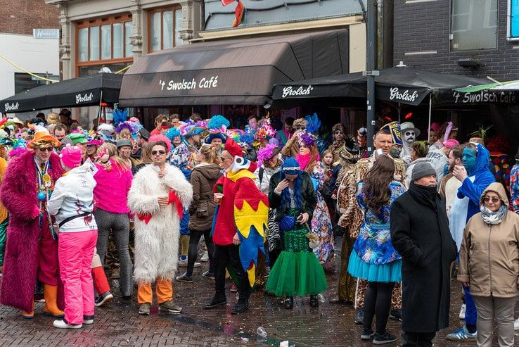 Carnaval in beeld: Hossen met Johnny Holtenbroek op de Melkmarkt - Foto: Peter Denekamp