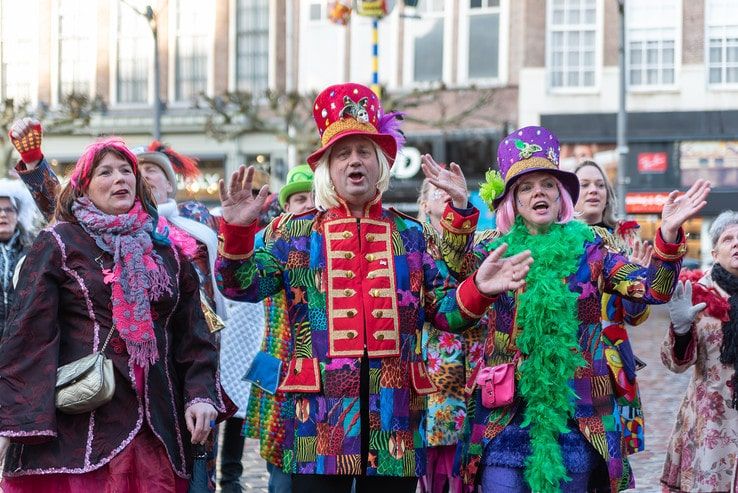 Carnaval in Beeld: Oelewapper is weer neergehaald - Foto: Peter Denekamp