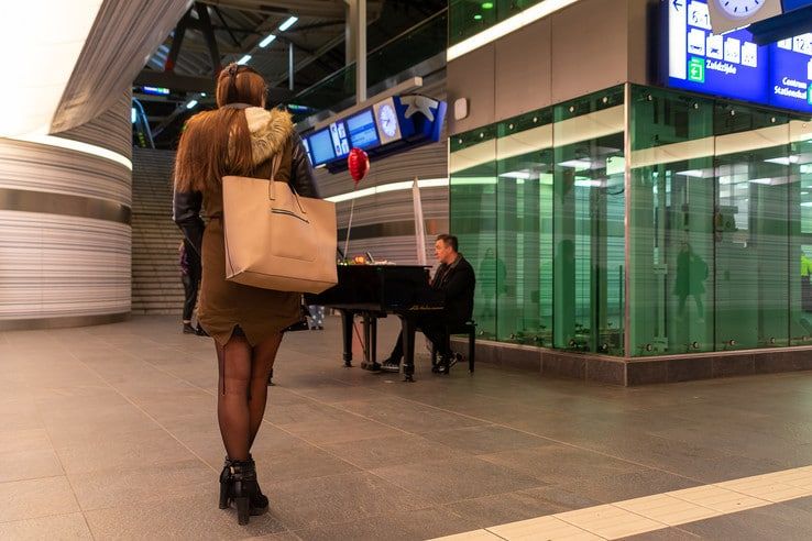 Hans Jansen bezong de liefde op station Zwolle - Foto: Peter Denekamp