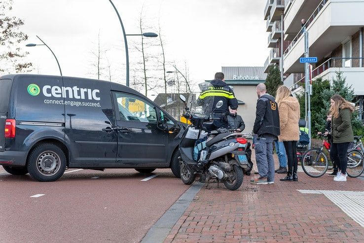 Scooterbestuurder gewond door aanrijding bestelwagen - Foto: Peter Denekamp