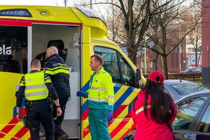 Vrouw gewond bij aanrijding op Mozartlaan - Foto: Peter Denekamp