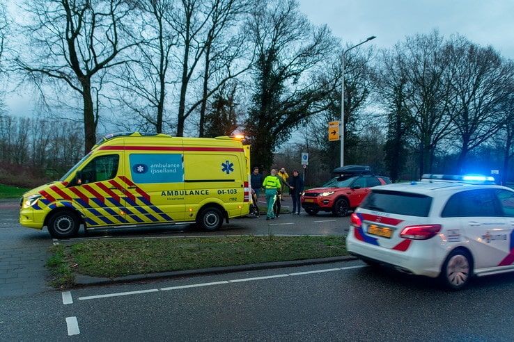 Fietser gewond bij aanrijding in Assendorp - Foto: Peter Denekamp