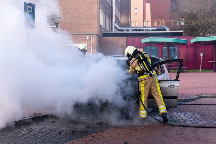 Auto brandt uit achter Isala ziekenhuis in Zwolle - Foto: Peter Denekamp