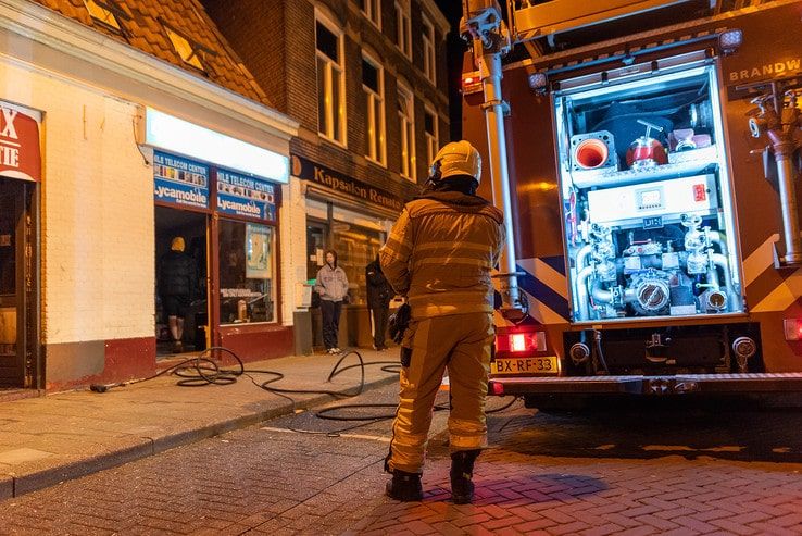 Vermoedelijke brandstichting bij winkel in Vechtstraat - Foto: Peter Denekamp