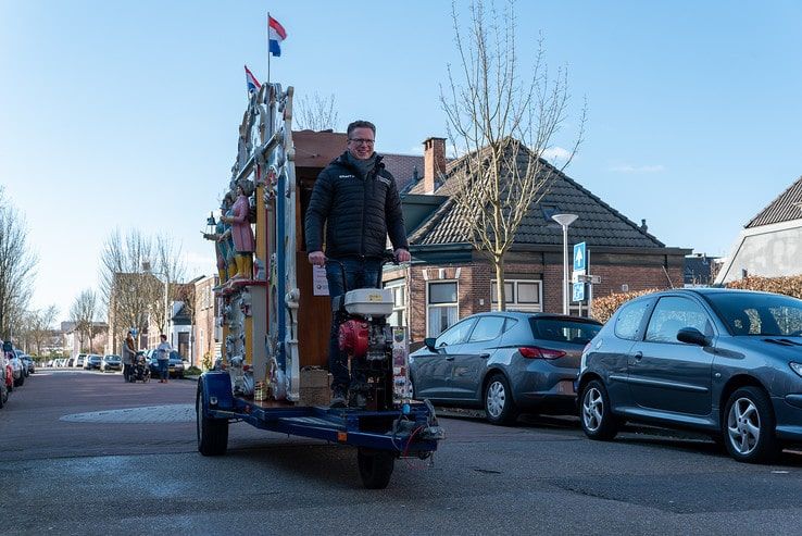 Orgelman brengt vrolijkheid in Assendorp - Foto: Peter Denekamp