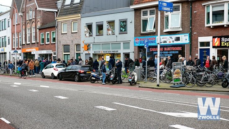 Lange rijen bij coffeeshops en volle restaurants in Zwolle - Foto: Arjen van der Zee