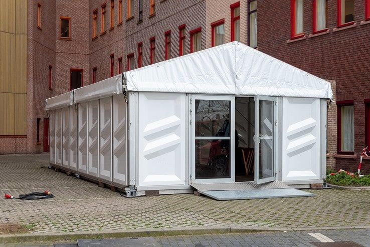 Isala bouwt tent voor coronapatiënten - Foto: Peter Denekamp