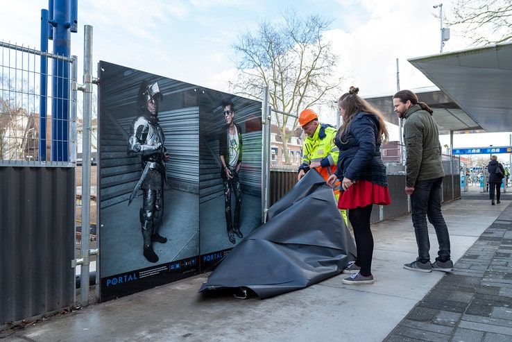Fototentoonstelling “De Tijdreizigers” op stationsplein Zwolle - Foto: Peter Denekamp