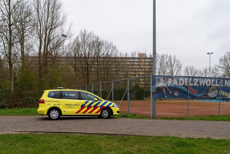 Fietser lichtgewond door botsing op Middelweg - Foto: Peter Denekamp