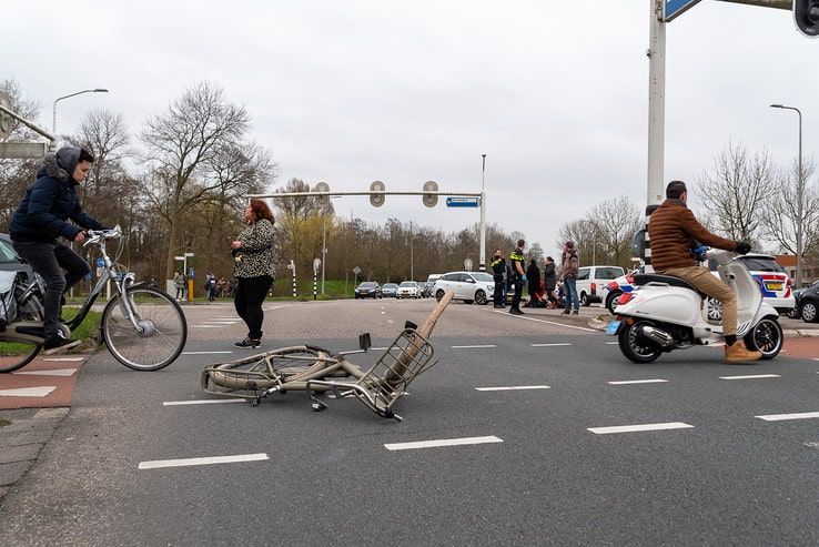 Fietser geschept door auto op Middelweg - Foto: Peter Denekamp