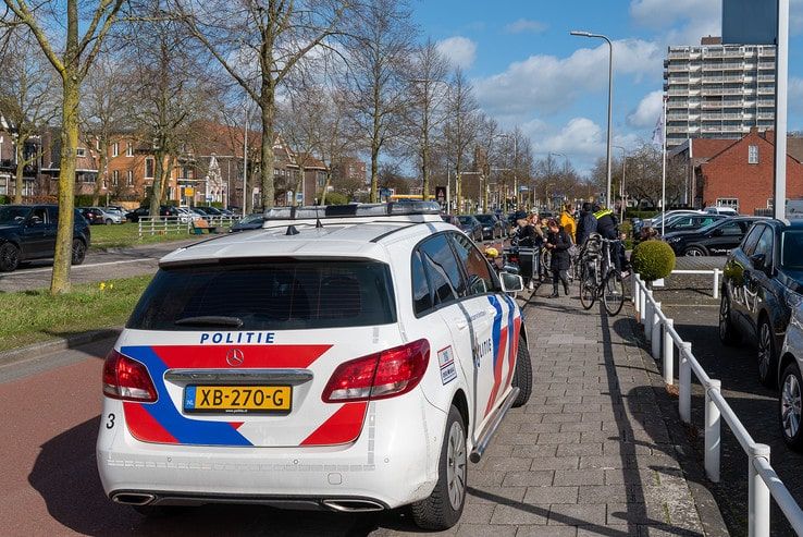 Fietsers botsen op elkaar op de Willemsvaart - Foto: Peter Denekamp