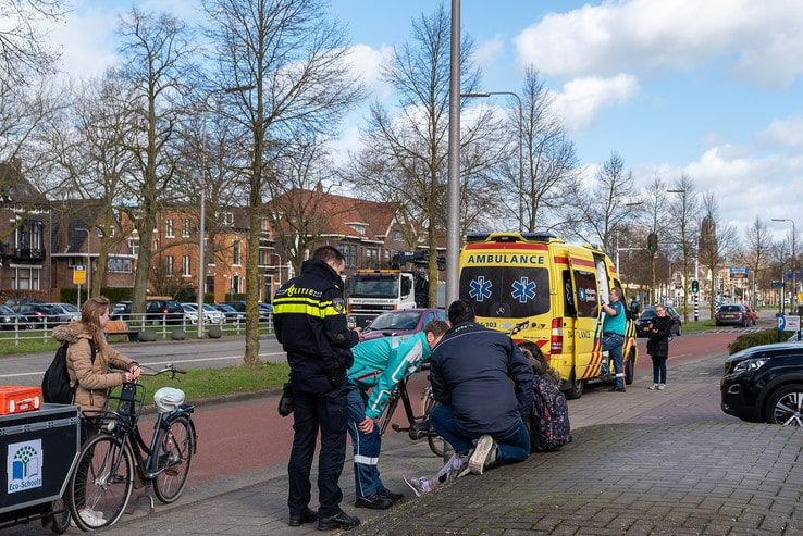 Fietsers botsen op elkaar op de Willemsvaart - Foto: Peter Denekamp