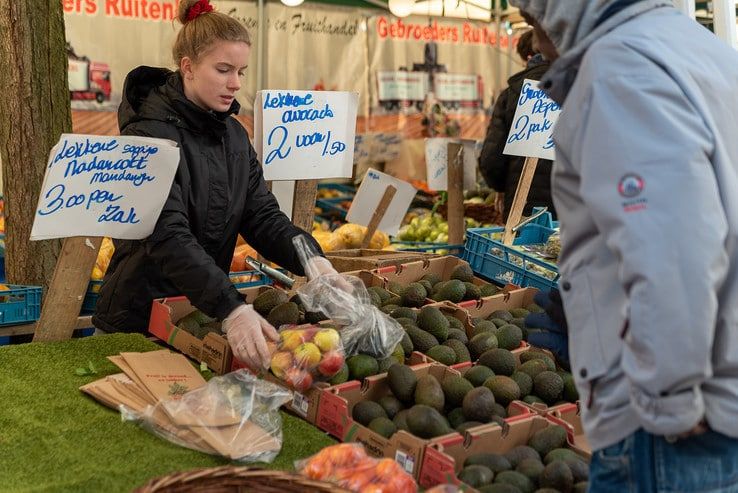Op de markt is uw anderhalve meter de gezondheid waard - Foto: Peter Denekamp