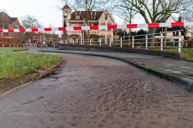Grote schade door waterleidingbreuk Veerallee - Foto: Peter Denekamp