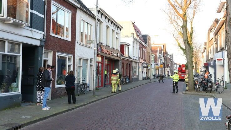Brand op dakterras in Thomas à Kempisstraat - Foto: Arjen van der Zee