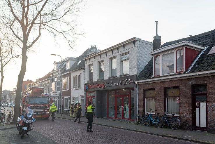 Brand op dakterras in Thomas à Kempisstraat - Foto: Peter Denekamp