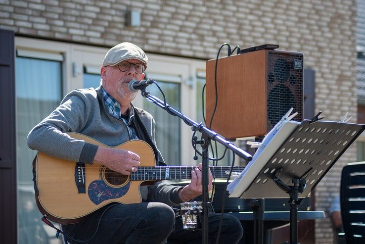 Senioren genieten van muziek in Knarrenhof - Foto: Peter Denekamp