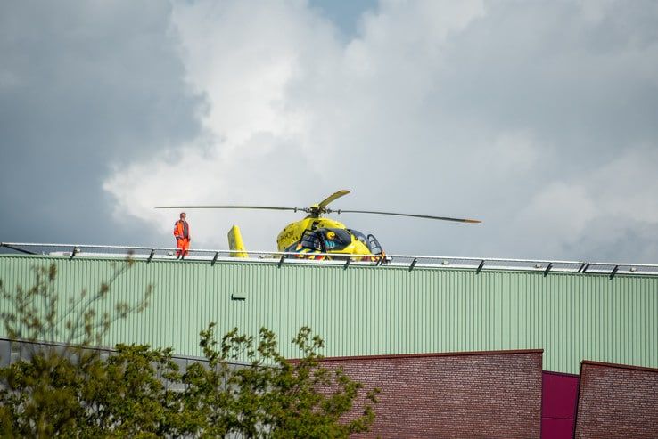 Helikopter brengt coronapatiënt naar Isala ziekenhuis - Foto: Peter Denekamp