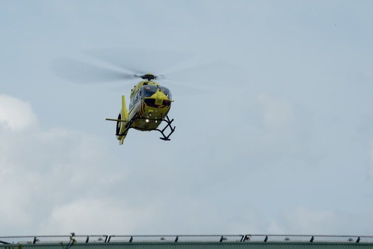 Helikopter brengt coronapatiënt naar Isala ziekenhuis - Foto: Peter Denekamp