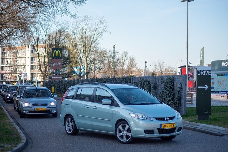 Langer wachten op je Big Mac, enige dat snel moet bij McDonald’s zijn ambulances op Ceintuurbaan - Foto: Peter Denekamp