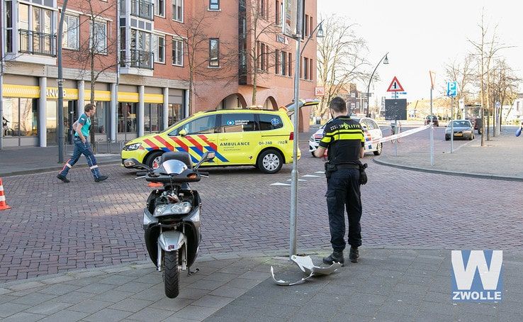 Ongeval tussen voetganger en scooter - Foto: Arjen van der Zee