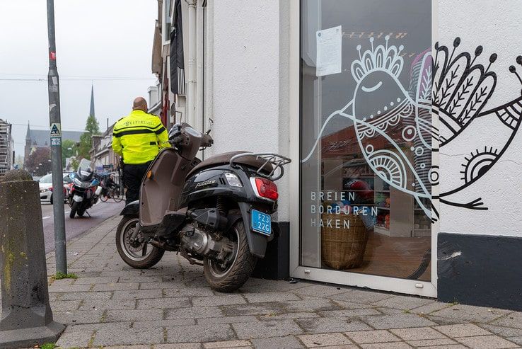 Scooterrijder raakt onwel en botst tegen winkel - Foto: Peter Denekamp