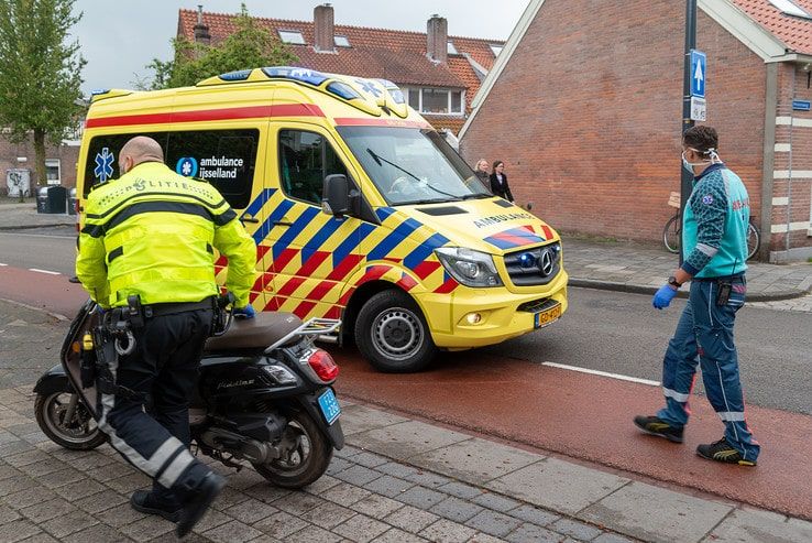 Scooterrijder raakt onwel en botst tegen winkel - Foto: Peter Denekamp