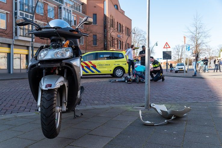Ongeval tussen voetganger en scooter - Foto: Peter Denekamp