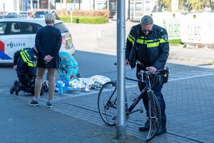 Wielrenner gewond bij aanrijding Holtenbroek - Foto: Peter Denekamp