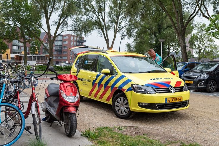 Scooterbestuurder gewond op Pannekoekendijk - Foto: Peter Denekamp