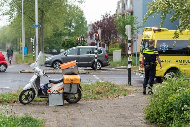 Postbezorger gewond na aanrijding in Aa-landen - Foto: Peter Denekamp