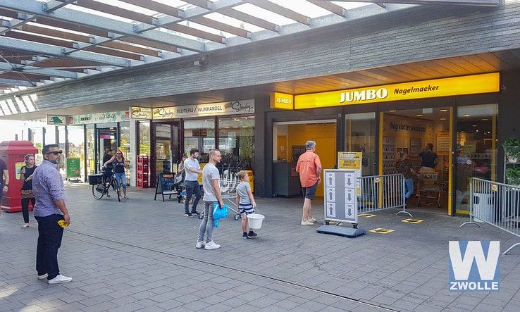 Wachten in de rij voor de supermarkt in Zwolle - Foto: Arjen van der Zee