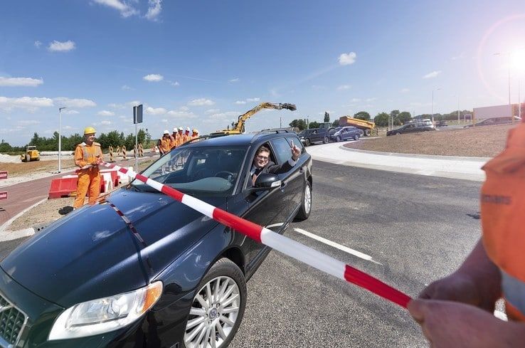 Verbeterde Nieuwleusenerdijk met nieuwe rotonde geopend - Foto: Marco Slot