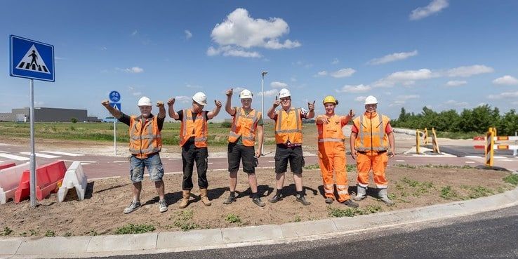 Verbeterde Nieuwleusenerdijk met nieuwe rotonde geopend - Foto: Marco Slot