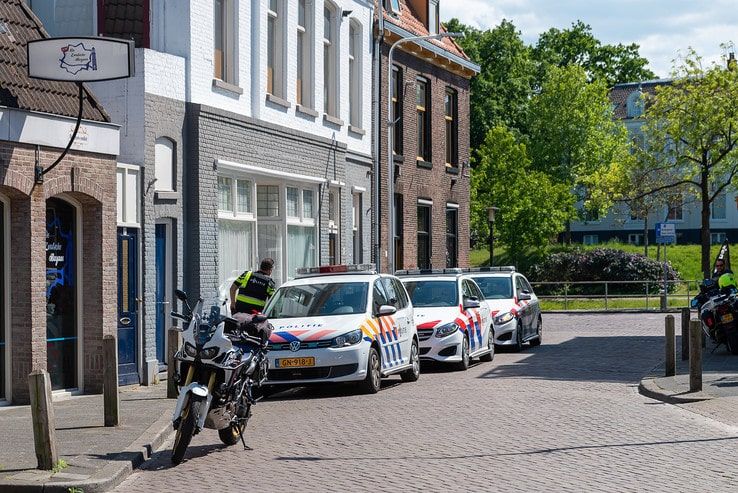Politie haalt man uit woning in Diezerpoort - Foto: Peter Denekamp
