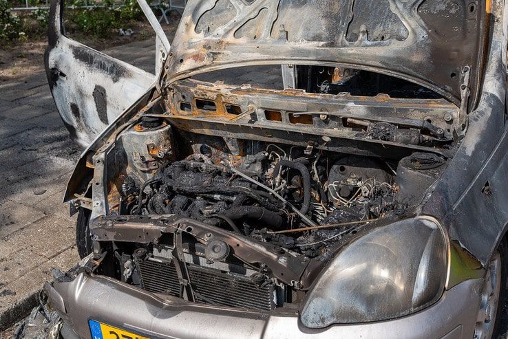 Auto brandt volledig uit in Diezerpoort - Foto: Peter Denekamp