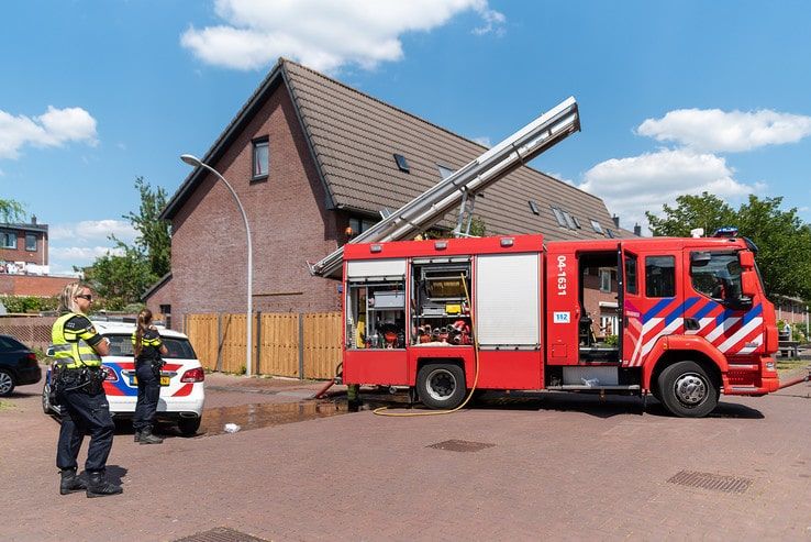 Spouwmuur vat vlam in Stadshagen - Foto: Peter Denekamp