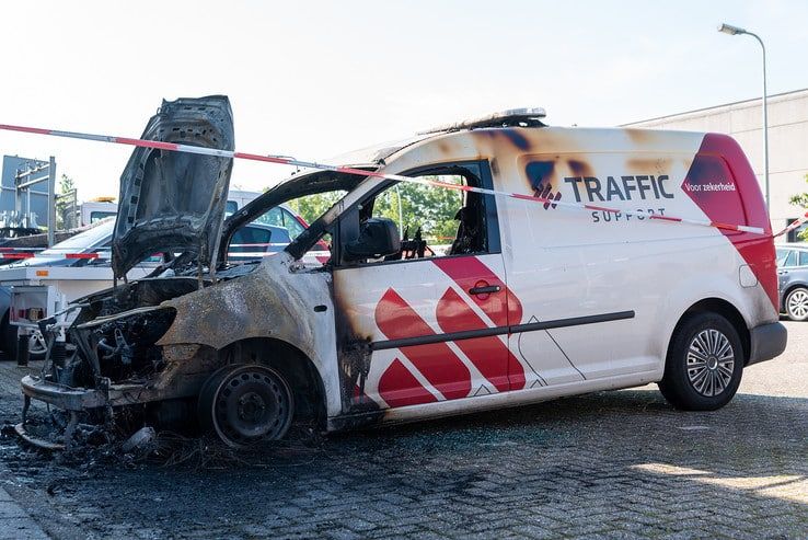 Bestelbus gaat in vlammen op aan Schoenerweg - Foto: Peter Denekamp