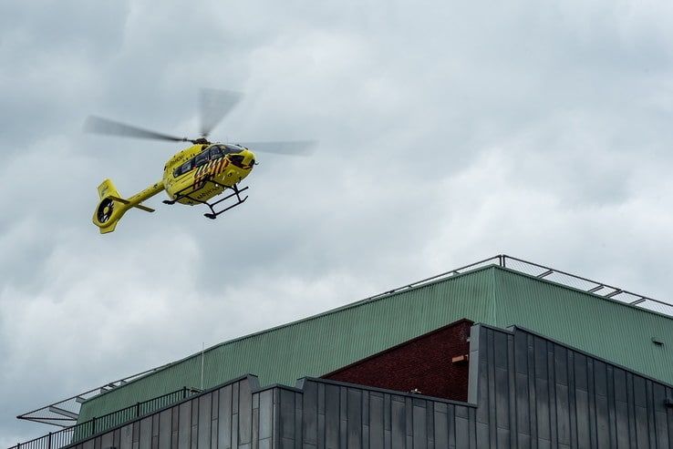 Helikopter brengt opnieuw coronapatiënt naar Isala ziekenhuis - Foto: Peter Denekamp