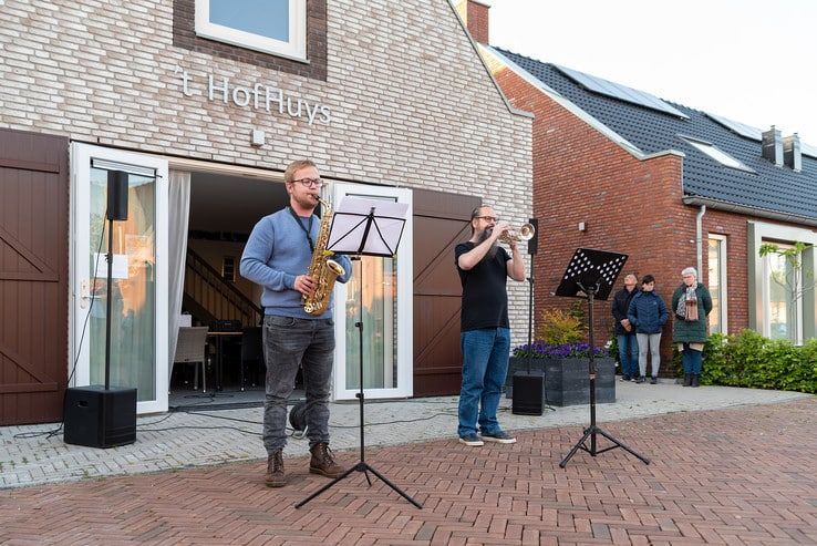Trompettist en saxofonist spelen taptoe in de Aa-landen - Foto: Peter Denekamp