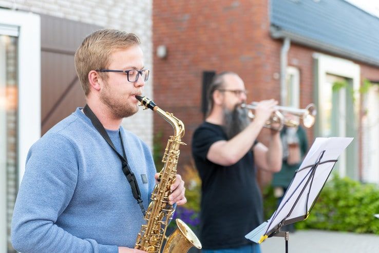 Trompettist en saxofonist spelen taptoe in de Aa-landen - Foto: Peter Denekamp
