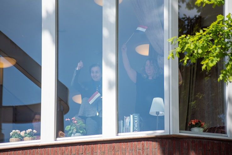 Zingende kapster uit Assendorp verrast bewoners zorghuis - Foto: Peter Denekamp