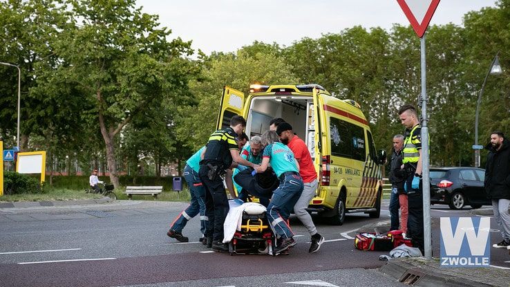 Scootterrijder gewond na val op Zamenhofrotonde - Foto: Arjen van der Zee