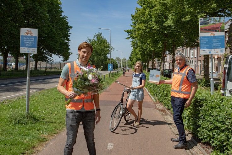 De miljoenste fietser op de eerste PlasticRoad ter wereld is Dorienke Pullen. - Foto: Ingezonden foto