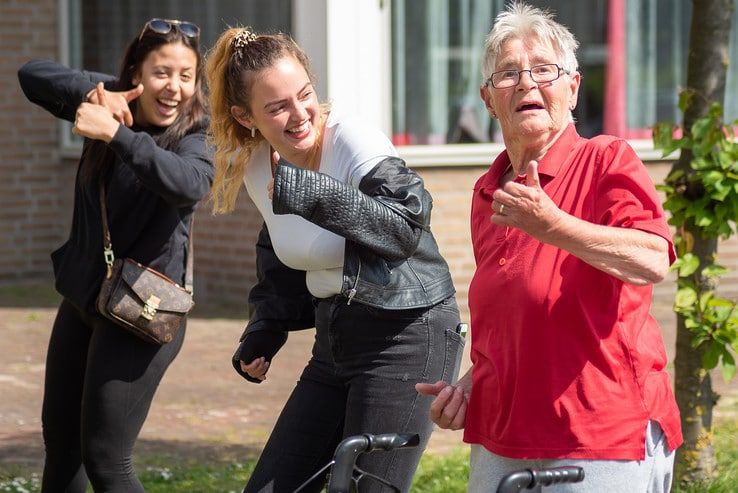 Tour de Zwolle: Dolle pret bij seniorenflat in Dieze - Foto: Peter Denekamp