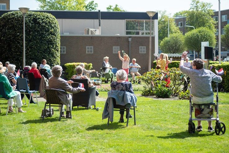 Tour de Zwolle: Dolle pret bij seniorenflat in Dieze - Foto: Peter Denekamp