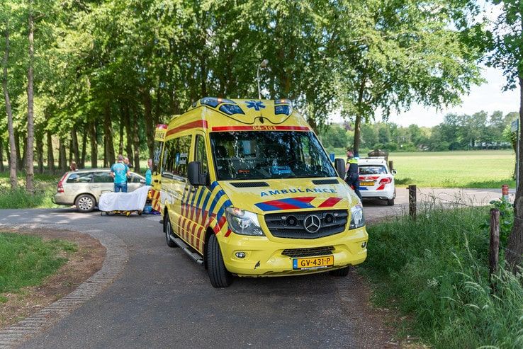 Wielrenner gewond bij aanrijding in Herfte - Foto: Peter Denekamp