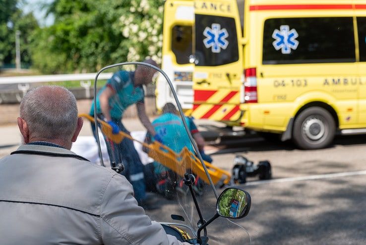 Motorrijder naar ziekenhuis na botsing op Luttenbergstraat - Foto: Peter Denekamp